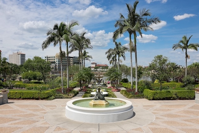 lakeland, fl fountain with palm trees